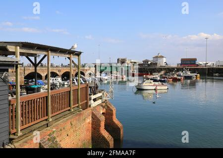 Porto di Folkestone al sole di primavera, a Kent, Regno Unito Foto Stock