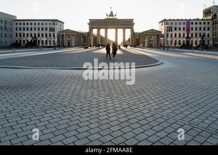Berlino, porta di Brandeburgo, lato est, umore serale, poche persone Foto Stock