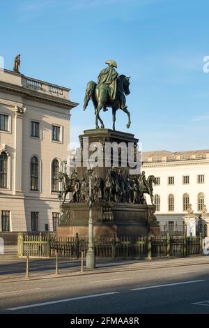 Berlino, Mitte, Unter den Linden, statua equestre di Federico il Grande, dietro di essa Università Humboldt Foto Stock