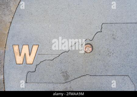 Angolo occidentale di una mappa incisa del North Carolina a. La cima del Monte Mitchell con un medaglione che mostra il posizione approssimativa del punto più alto Foto Stock