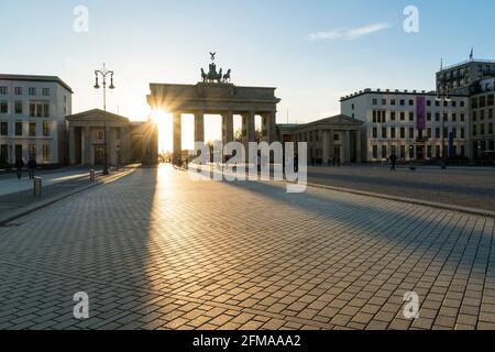 Berlino, porta di Brandeburgo, umore serale, luce posteriore con lunghe ombre, quasi deserte Foto Stock