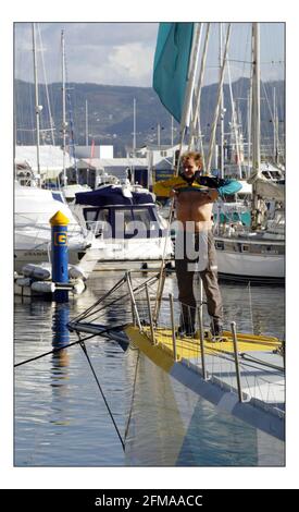 Gordon Ramsay è entrato a far parte del team ABN AMRO nella Volvo Ocean Race come consulente alimentare per il team olandese. Cercherà di migliorare il gusto e il contenuto nutricianale del cibo essiccato a bordo. Gordon ha potuto assistere alla gara di squadra nella prima gara in porto della gara mondiale di Sanxenxo sulla costa settentrionale della Spagna.pic David Sandison 4+5/11/2005 Foto Stock