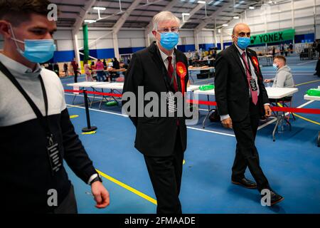 Il primo ministro gallese Mark Drakeford arriva al conte per le elezioni parlamentari gallesi alla City House of Sport di Cardiff, Cardiff. Data immagine: Venerdì 7 maggio 2021. Foto Stock