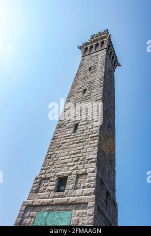 Guardando verso il monumento Pilgrim a Provincetown Cape Cod Ciò commemora il primo sbarco dei pellegrini Mayflower nel nuovo Mondo Foto Stock