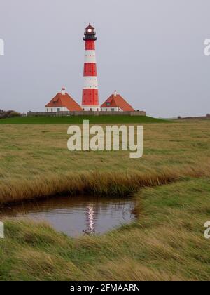 Saline, faro di Westerheversand, crepuscolo, Parco Nazionale del Mare di Wadden, Sito Patrimonio dell'Umanità dell'UNESCO, Schleswig-Holstein, Germania Foto Stock