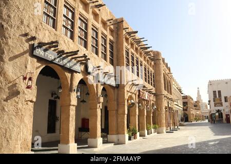 Vista di un edificio che rappresenta una moderna architettura arabica a Souq Waqif Doha, Qatar Foto Stock