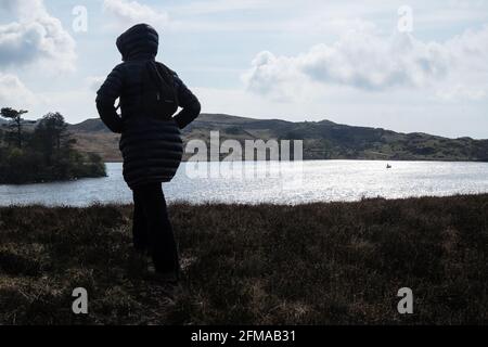 Cregennan Lake,Cregennan Lakes,at,base,near,Cadair Idris,Cader Idris,mountain.picturesque,remote,Mid,West,Wales,rurale,paesaggistico,rurale,location,la principale 'pointy' collina che si vede accanto al lago è chiamato 'Pared y Cefn Hir' ed è raggiungibile a piedi. E' ripida come sembra, ma una volta che siete in cima potete seguire il percorso ondulato su tutte le creste, con vedute di Barmouth e giù sui laghi. Si scende e si segue il sentiero alla base della collina, o si può camminare tra i laghi oltre la casa barca. Foto Stock