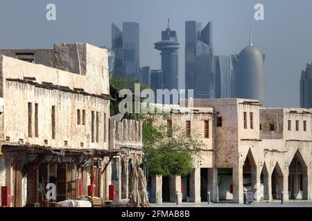 Vista di un edificio che rappresenta una moderna architettura arabica a Souq Waqif Doha, Qatar Foto Stock