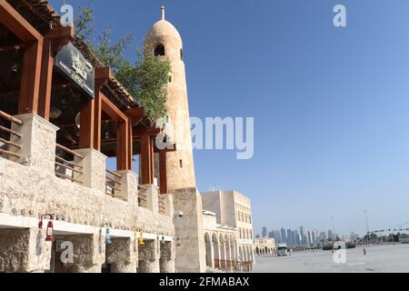 Vista di un edificio che rappresenta una moderna architettura arabica a Souq Waqif Doha, Qatar Foto Stock