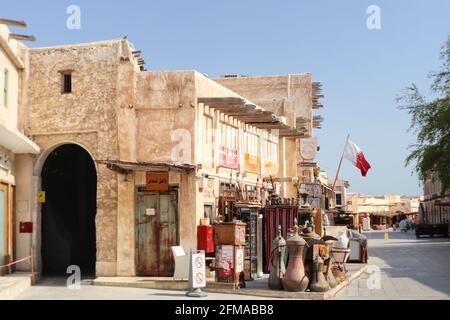 Vista di un edificio che rappresenta una moderna architettura arabica a Souq Waqif Doha, Qatar Foto Stock