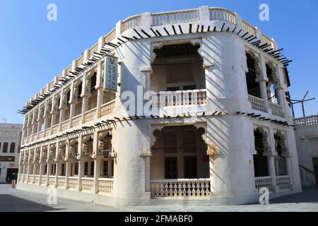 Vista di un edificio che rappresenta una moderna architettura arabica a Souq Waqif Doha, Qatar Foto Stock