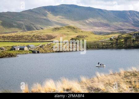 Cregennan Lake,Cregennan Lakes,at,base,near,Cadair Idris,Cader Idris,mountain.picturesque,remote,Mid,West,Wales,rurale,paesaggistico,rurale,location,la principale 'pointy' collina che si vede accanto al lago è chiamato 'Pared y Cefn Hir' ed è raggiungibile a piedi. E' ripida come sembra, ma una volta che siete in cima potete seguire il percorso ondulato su tutte le creste, con vedute di Barmouth e giù sui laghi. Si scende e si segue il sentiero alla base della collina, o si può camminare tra i laghi oltre la casa barca. Foto Stock