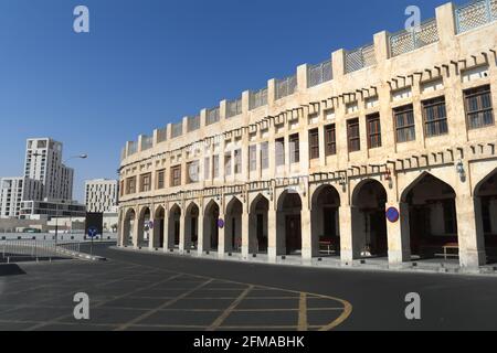 Vista di un edificio che rappresenta una moderna architettura arabica a Souq Waqif Doha, Qatar Foto Stock