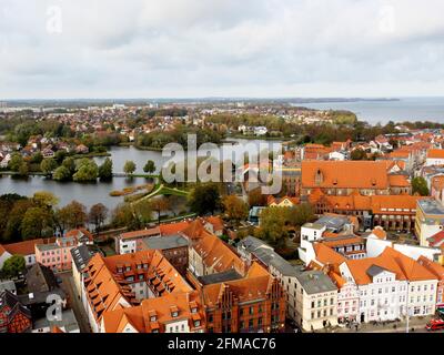 Vista dalla torre della chiesa di S. Maria sul museo marittimo dell'ex Katharinenkirche, stagni della città, città vecchia, Stralsund, Meclemburgo-Pomerania occidentale, Germania Foto Stock