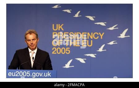 Tony Blair e Jose Manuel Borroso ad una conferenza stampa dopo il vertice dell'E.U. tenutosi a Hampton Court Palace, Londra POOL PICS PICS David Sandison 27/10/2005 Foto Stock