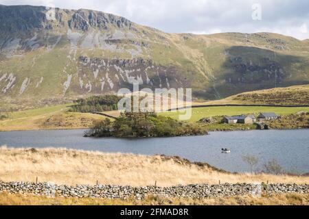Cregennan Lake,Cregennan Lakes,at,base,near,Cadair Idris,Cader Idris,mountain.picturesque,remote,Mid,West,Wales,rurale,paesaggistico,rurale,location,la principale 'pointy' collina che si vede accanto al lago è chiamato 'Pared y Cefn Hir' ed è raggiungibile a piedi. E' ripida come sembra, ma una volta che siete in cima potete seguire il percorso ondulato su tutte le creste, con vedute di Barmouth e giù sui laghi. Si scende e si segue il sentiero alla base della collina, o si può camminare tra i laghi oltre la casa barca. Foto Stock