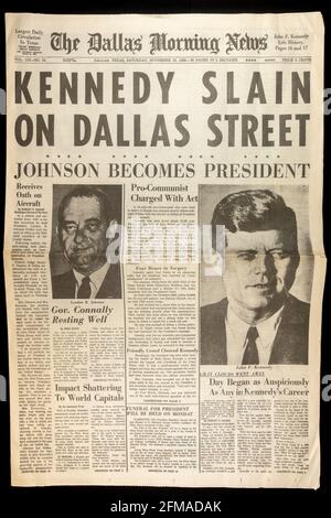 Pagina anteriore del Dallas Morning News (replica copia) il 23 novembre 1963 reporting la notizia dell'assassinio di John F Kennedy il 22 nov. Foto Stock