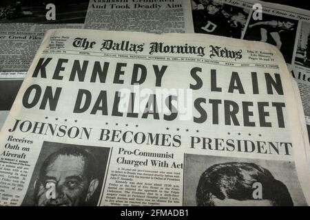 Pagina anteriore del Dallas Morning News (replica copia) il 23 novembre 1963 reporting la notizia dell'assassinio di John F Kennedy il 22 nov. Foto Stock