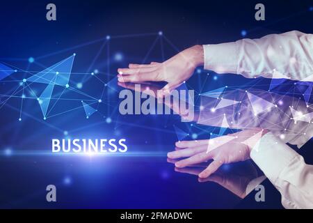 Uomo d'affari che tocca il concetto enorme dello schermo Foto Stock