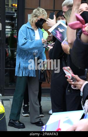 New York, Stati Uniti. 07 maggio 2021. Miley Cyrus ha visto lasciare il suo hotel per le prove dal vivo del sabato sera a New York il 07 maggio 2021. Credit: RW/Media Punch/Alamy Live News Foto Stock