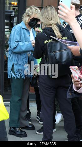 New York, Stati Uniti. 07 maggio 2021. Miley Cyrus ha visto lasciare il suo hotel per le prove dal vivo del sabato sera a New York il 07 maggio 2021. Credit: RW/Media Punch/Alamy Live News Foto Stock