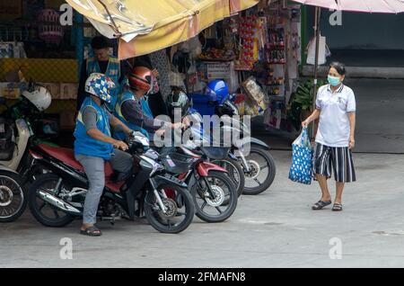 SAMUT PRAKAN, THAILANDIA, 20 2020 LUGLIO, i tassisti Moto aspettano i loro passeggeri alla stazione moto-taxi Foto Stock