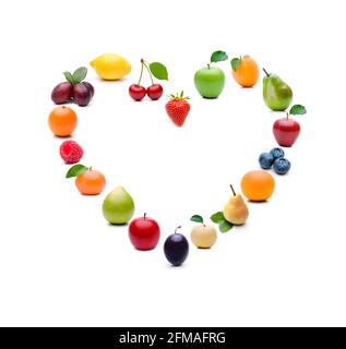 Frutti diversi a forma di cuore su sfondo bianco Foto Stock