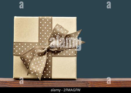 Confezione regalo Fathers Day su sfondo grigio scuro con copia spazio Foto Stock