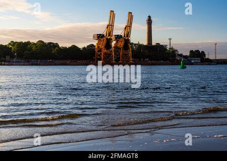 Faro e porto, Swinoujscie, Polonia Foto Stock