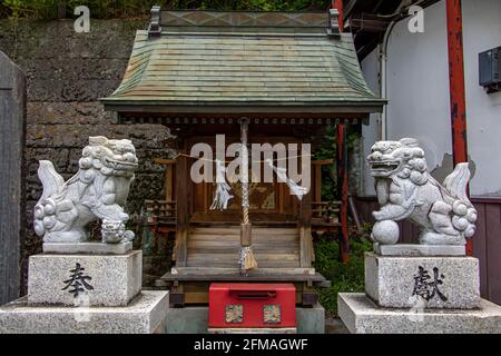 YAMANASHI, GIAPPONE, 27 2017 GIUGNO, un tradizionale santuario giapponese con una statua di due cani leoni Foto Stock