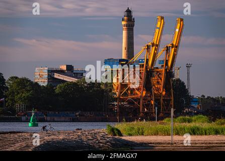 Faro e porto, Swinoujscie, Polonia Foto Stock