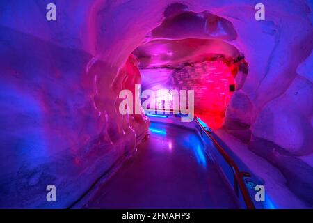 Titlis, Engelberg, Svizzera - 27 agosto 2020: Grotta del ghiacciaio illuminata dalla luce blu della stazione della funivia di Titlis. Situato in Cantoni di Foto Stock