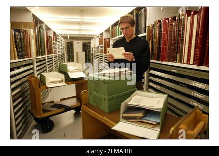 Fotografato nella British Library Christopher Fletcher con la collezione di Meary James Tambimuttu.Pic DAVID SANDISON. 24/2/2005 Foto Stock