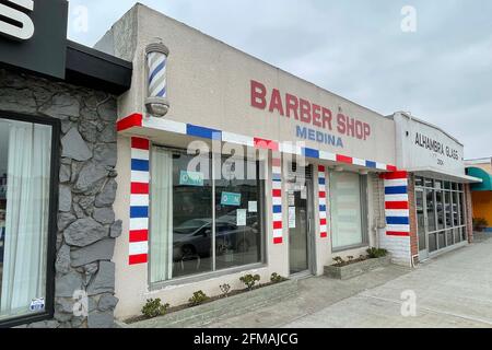 Un cartello aperto al Barber Shop Medina, venerdì 7 maggio 2021, in Alhambra, Calif. Foto Stock