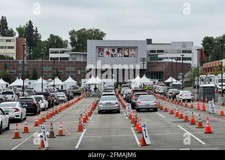 Vista generale del sito di vaccinazione drive-up COVID-19 di massa presso la California state LA, venerdì 7 maggio 2021, a Los Angeles. Foto Stock