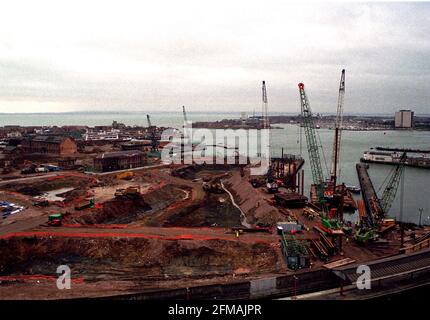 LAVORI IN CORSO SULLO SVILUPPO DI MILLENIUM DA MILIONI DI STERLINE DI PORTSMOUTH, SPINNAKER TOWER E GUNWHARF QUAYS PIC MIKE WALKER, 1999 Foto Stock