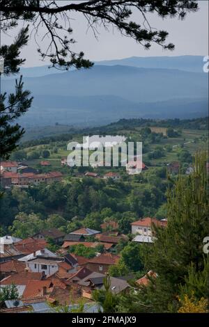 Vista di Gorno Draglishte e della campagna circostante dalle colline sopra la città. Comune di Razlog, provincia di Blagoevgrad, Bulgaria Foto Stock
