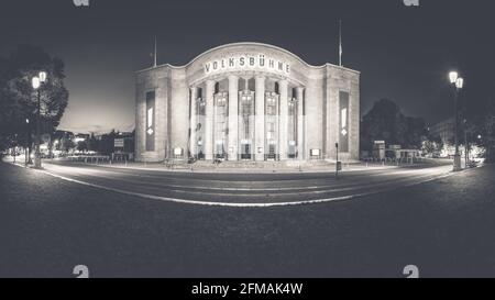 Foto in bianco e nero della Volksbühne illuminata di Berlino di notte. Foto Stock