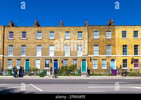 Terrazza georgiana, terrazze case lungo Commercial Road, East London, UK Foto Stock