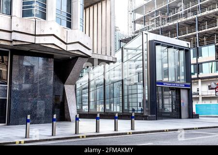 Nuova entrata contemporanea alla Stazione della Metropolitana di Tottenham Court Road e al dettaglio brutale dei grattacieli di Centre Point, Londra, Regno Unito Foto Stock