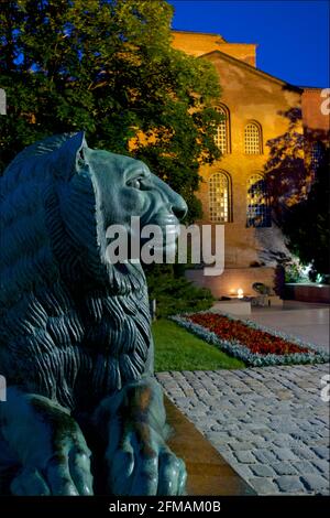 Scultura leone nel sito del Monumento del Milite Ignoto, accanto alla chiesa di Santa Sofia, Bulgaria, risalente al VI secolo. Il leone, raffigurato seduto, è stato inizialmente considerato una metafora controversa della resa alle idee nazionali. Foto Stock