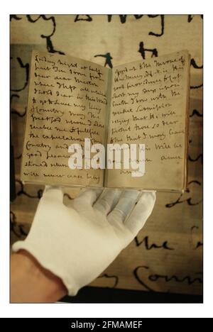 Prof. Andrew Lambert con un codicil di Nelson, parte delle vite dietro le leggende una mostra all'Archivio Nazionale.pic David Sandison 21/5/2005 Foto Stock