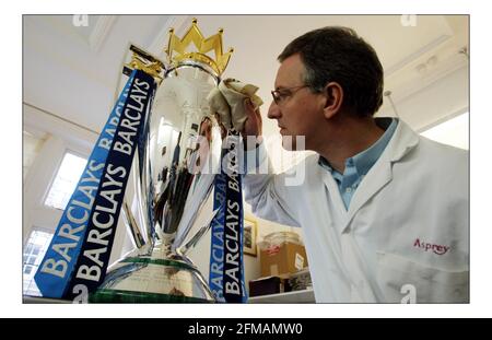 La Coppa di premiership in corso di incisione per l'anno 2005, ad Aspreys sul vecchio Bond st da Philip sale.pic David Sandison 4/5/2005 Foto Stock