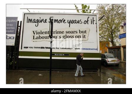 Poster elettorale con i graffiti su Commercial Rd a Londonpic David Sandison 27/4/2005 Foto Stock