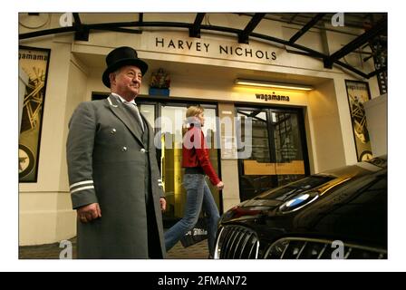 Harvey Nichols a Londonpic David Sandison 15/4/2005 Foto Stock