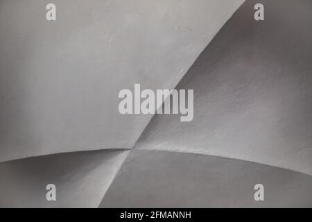 Taglio di un soffitto ombreggiato bianco e grigio in un vecchio edificio Foto Stock