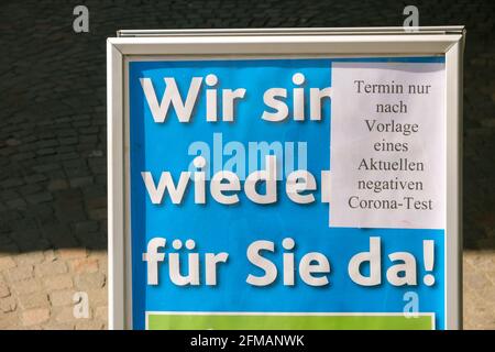 Recklinghausen, Renania Settentrionale-Vestfalia, Germania - Click & Meet, registrati online o direttamente sul sito e negozio è possibile solo con un test corona negativo corrente, città vecchia di Recklinghausen in tempi di crisi corona con il secondo blocco, i negozi nella Renania Settentrionale-Vestfalia sono parzialmente aperti in determinate condizioni. Foto Stock