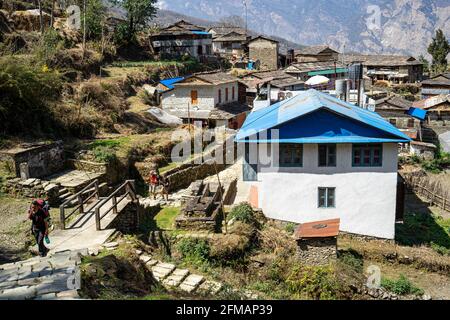 Gli escursionisti passano il villaggio di montagna di Shikha Deurali, Myagdi Distretto, Nepal Foto Stock