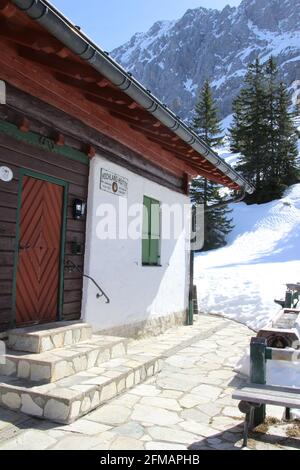 Hochlandhütte, 1623 m, chiuso, riposo invernale, ristorante, Escursione invernale nei pressi di Mittenwald, vista sui Monti Karwendel, Europa, Germania, Baviera, alta Baviera, Isar Valley, Werdenfelser Land, Hochland section, DAV, Alpine Club Hut, Club Alpino tedesco Foto Stock