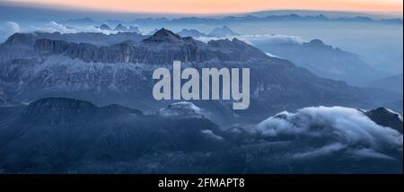 Vista aerea del gruppo Sella con il punto più alto del Piz boe, come visto da Marmolada. Dolomiti, Belluno, Trento, Bolzano, Italia, Europa Foto Stock